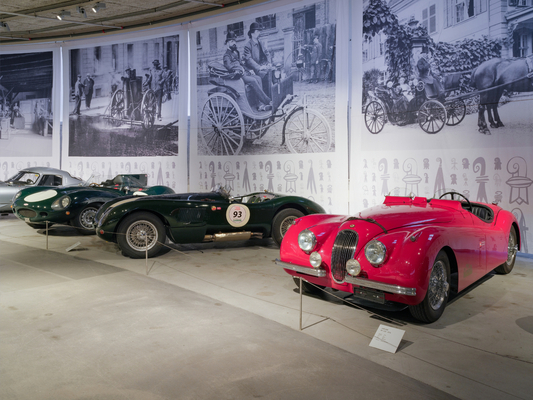 Bild: Jaguar XK 120 OTS und XKC/XKD-Nachbauten - Jaguar-Sonderausstellung 2023/2024 - Pantheon Basel