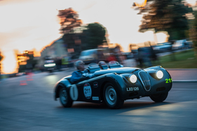 Jaguar XK 120 Sports "Ecurie Ecosse" (1951) - Jay Leno ist mit Begeisterung dabei an der Mille Miglia 2014