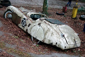 Jaguar XK 120, einst das Sportgerät des Hausherrn - Autoskulpturenpark Neandertal