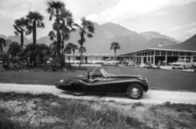 Bild Jaguar XK 120, vor einem der ersten Schweizer Motels, aufgenommen um 1955 in Losone (TI)