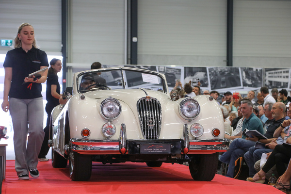 Jaguar XK 140 Drop Head Coupé (1955) - als Lot 10 an der Swiss Classic World Versteigerung der Oldtimer Galerie Toffen in Luzern am 3. Juni 2023