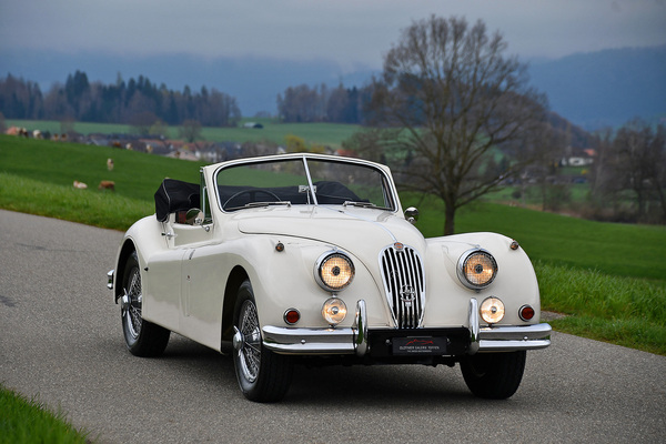 Bild: Jaguar XK 140 Drop Head Coupé (1955) - als Lot 10 angeboten an der Swiss Classic World Versteigerung der Oldtimer Galerie Toffen in Luzern am 3. Juni 2023