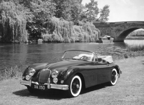 Jaguar XK 150 Drophead Coupé (1958) - stimmige Aufnahme im Park
