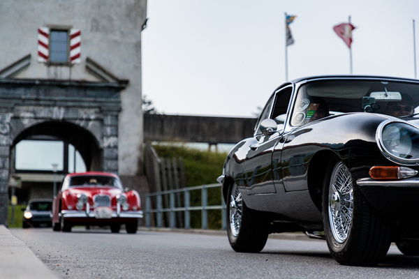 Bild Jaguar XK 150 FHC (1961) und Jaguar E-Type (1964)