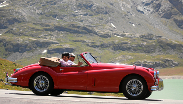 Jaguar XK 150 auf der Passstrasse - British Classic Car Meeting St. Moritz 2015