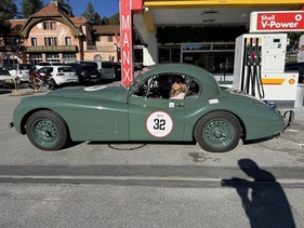 Bild Jaguar XK120 (1954) beim Tankstopp an der "Car Guys"-Tankstelle vor dem berühmten Meyer-Manx Café bei Pontresina – Bernina Gran Turismo 2025