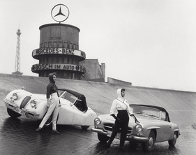 Jaguar XK120 und Mercedes-Benz 190 SL in Berlin, Avus 1956 - gezeigt in der Fotoausstellung “Das Auto - Eine Liebesgeschichte” in der Fabrik der Künste