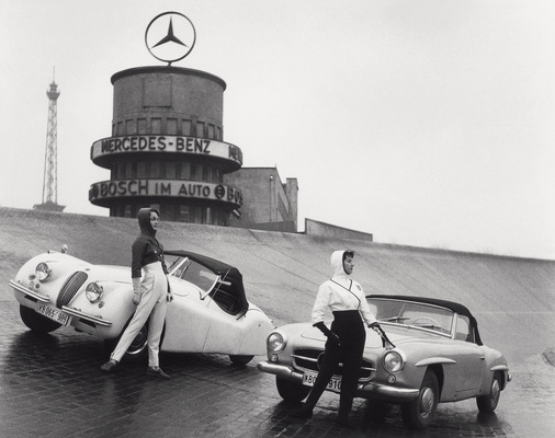 Jaguar XK120 und Mercedes-Benz 190 SL in Berlin, Avus 1956 - gezeigt in der Fotoausstellung “Das Auto - Eine Liebesgeschichte” in der Fabrik der Künste