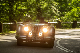 Jaguar XK140 OTS (1956) - an Licht fehlt es dem Jag nicht