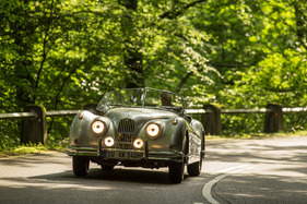 Jaguar XK140 OTS (1956) - fühlt sich auch auf kurvigen Strassen wohl