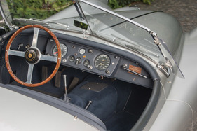 Jaguar XK140 OTS (1956) - für den Fahrer der Drehzahlmesser, der Beifahrer kontrolliert den Tacho