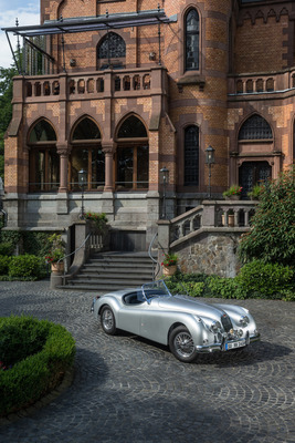 Jaguar XK140 OTS (1956) - passt perfekt vor ein Schloss