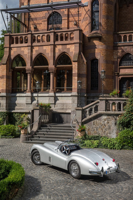Jaguar XK140 OTS (1956) - vor eindrücklicher Kulisse
