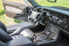 Jaguar XK8 (1997) - Sportaustattung, bei der Classic-Variante gab es ein Holzlenkrad