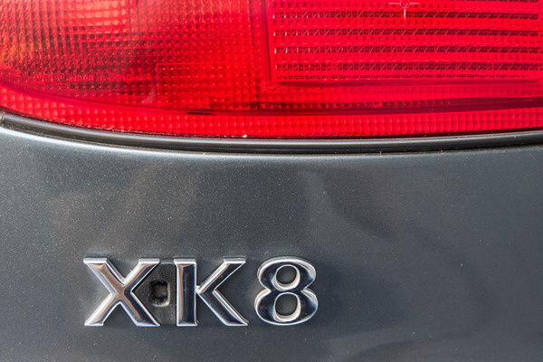 Jaguar XK8 (1997) - Typenschriftzug auf dem Heck