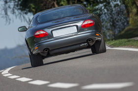 Jaguar XK8 (1997) - mit 1,83 Metern Breite gehörte der XK8 nicht zu den kompakten Sportwagen Jaguar XK8 (1997) - mit 1,83 Metern Breite gehörte der XK8 nicht zu den kompakten Sportwagen