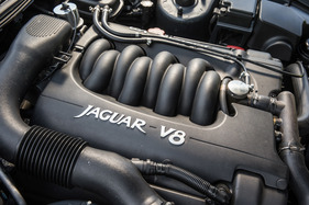 Jaguar XK8 (1997) - nur gerade 200 kg schwer ist der V8-4-Liter-Motor