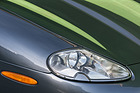 Bild: Jaguar XK8 (1997) - sorgsam integrierte Scheinwerfer