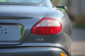 Jaguar XK8 (1997) - vergleichsweise zierliche Heckleuchten