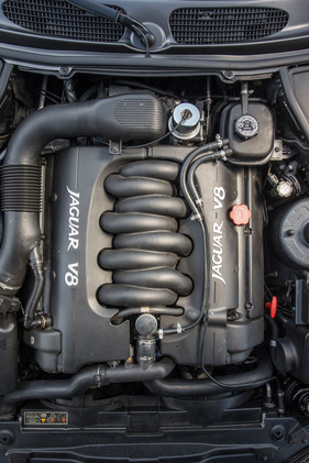 Jaguar XK8 (1997) - vier obenliegende Nockenwellen, vier Ventile pro Zylinder