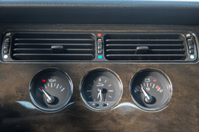 Jaguar XK8 (1997) - weniger wichtige Instrumente wurden in der Mittelkonsole angeordnet