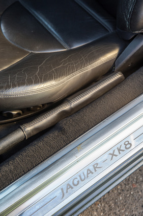 Jaguar XK8 (1997) - worin man sitzt, liest man bereits beim Einsteigen