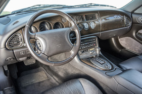 Jaguar XK8 (1997) - zwei Airbags waren von Anfang an an Bord