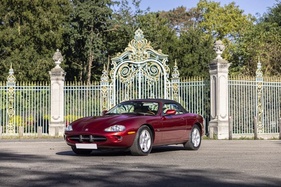 Jaguar XK8 Cabriolet (1997) - Lot 004 an der Artcurial „Automobiles sur les Champs" Versteigerung 2024 Jaguar XK8 Cabriolet (1997) - Lot 004 an der Artcurial „Automobiles sur les Champs" Versteigerung 2024