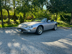 Jaguar XKR (2000) - als Lot 187 an der RM/Sotheby's Open Roads Octobre 2021 Versteigerung vom 6. bis 13. Oktober 2021