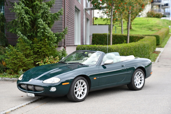 Image: Jaguar XKR 4.0 Supercharged Convertible (2001) - as lot 160 at the auction of the Oldtimer Galerie Toffen on October 15, 2022