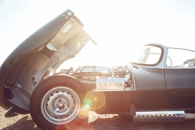 Jaguar XKSS (1957/2016) - der erste der nach Originalspezifikationen von 1957 im Werk 2016 neu gebauten neun Strassensportwagen