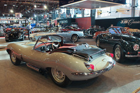 Jaguar XKSS (1957) - der zum Strassensportwagen umgebaute D-Type bei einem Händler - Rétromobile 2015
