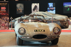 Jaguar XKSS (1957) - der zum Strassensportwagen umgebaute D-Type bei einem Händler - Rétromobile 2015