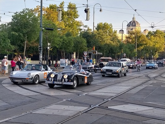 Jaguar und Porsche auf dem Weg durch die Donau-Stadt - Vienna Classic Days 2024