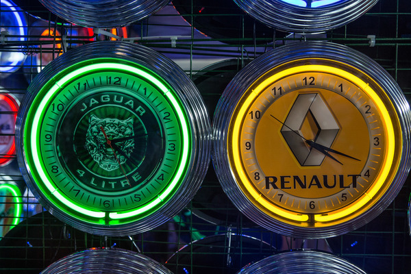 Jaguar- und Renault-Uhren - Retro Classics Stuttgart 2017
