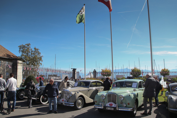 Image: Jaguar was the brand of honor in 2017 - a wide variety of vehicles from Coventry gathered in front of the castle - Swiss Classic British Car Meeting Morges 2017