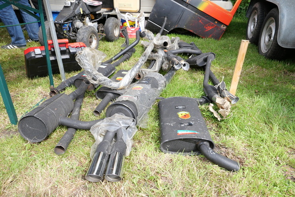 Jahrzehntealte Lagerware: Auswahl an Abarth-Auspuffanlagen als "New Old Stock" – Bockhorner Oldtimermarkt 2024