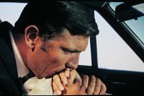 James Bond trauert um seine Frau Tracy (George Lazen mit Diana Riggs Hand