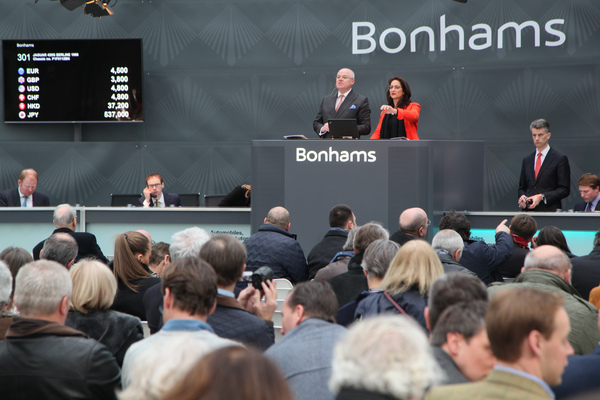 James Knight schwingt den Hammer über dem ersten Lot - Bonhams Grand Palais Versteigerung in Paris 2017