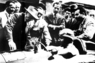 Jano, mit Hut, diskutiert mit Alberto Ascari über den neuen Formel-1-Lancia - Lancia D 50 1955 (Quelle: Archiv) Jano, mit Hut, diskutiert mit Alberto Ascari über den neuen Formel-1-Lancia - Lancia D 50 1955 (Quelle: Archiv)