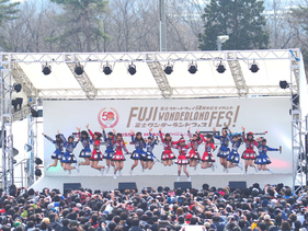 Japanische Girl Group AKB48 Team8 als Show-Act bei der Fuji Wonderland FES 2017 Veranstaltung