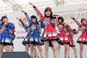 Japanische Girl Group AKB48 Team8 als Show-Act bei der Fuji Wonderland FES 2017 Veranstaltung