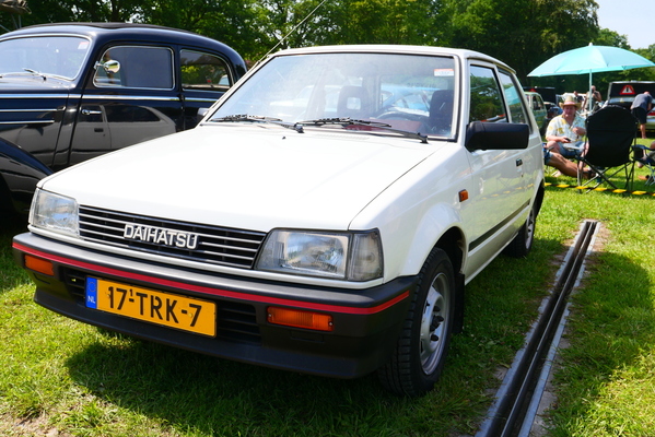 Japanischer Kleinwagen im Sportlook: Daihatsu Charade TS, der in dieser Form bis 1987 gebaut wurde. – Bockhorner Oldtimermarkt 2025