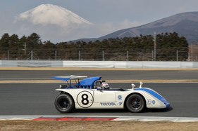 Bild Japanischer gehts nicht: Toyota 7 (1969) auf dem Fuji Speedway und dem Mount Fuji im Hintergrund