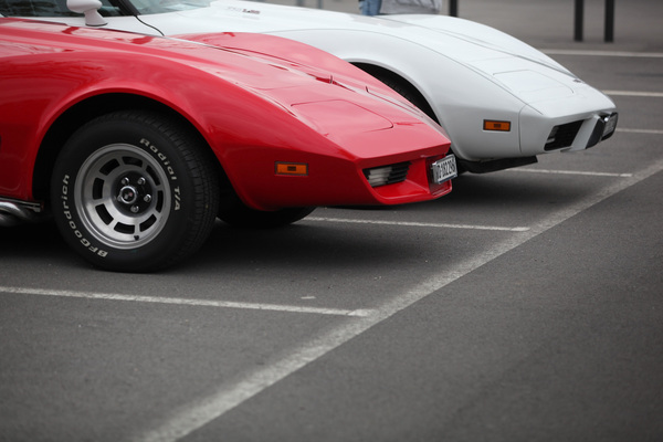 Japanisches Farbmuster an zwei Chevrolet Corvette C3 - Swiss Classic World Luzern 2019