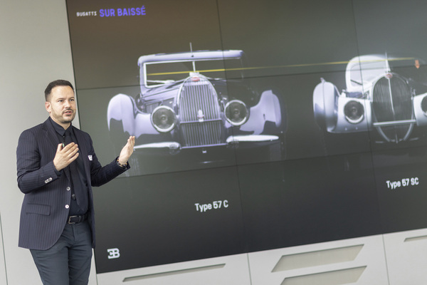 Bild: Jascha Straub, Manager Individualisierung aus der Design-Abteilung, erklärt die Beziehung zwischen Bugatti Typ 57 und Tourbillon