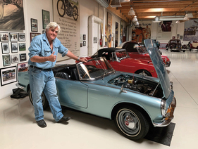 Jay Leno ist ein grosser Fan japanischer Autos und hat das Buch "A quiet Greatness" tatkräftig unterstützt Jay Leno ist ein grosser Fan japanischer Autos und hat das Buch "A quiet Greatness" tatkräftig unterstützt