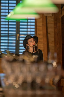 Jazz-Sängerin Alma Cilurzo sorgt für stilvolle Untermalung