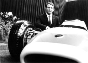 Jean-Pierre Jaussaud gilt als "coming man" und posiert hier mit einem Matra - Genfer Autosalon 1967