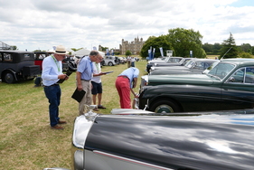 Jede Klasse hat ihre eigenen spezialisierten Juroren: hier die der Klasse 10, der die Bentley Mark VII und VII ("R-Type") angehören